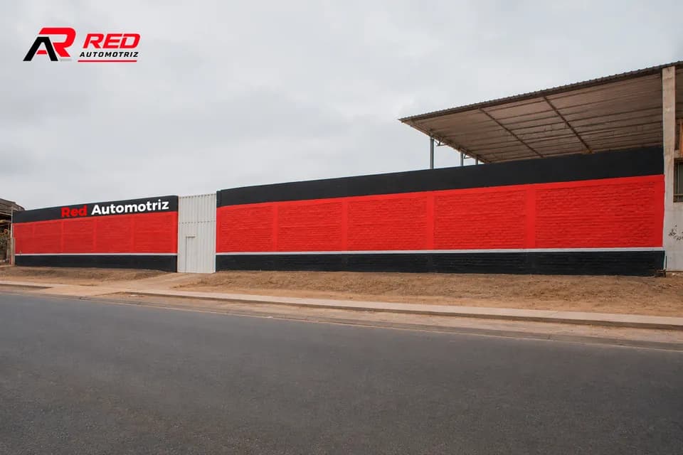 Fachada del taller Red Automotriz desde la calle