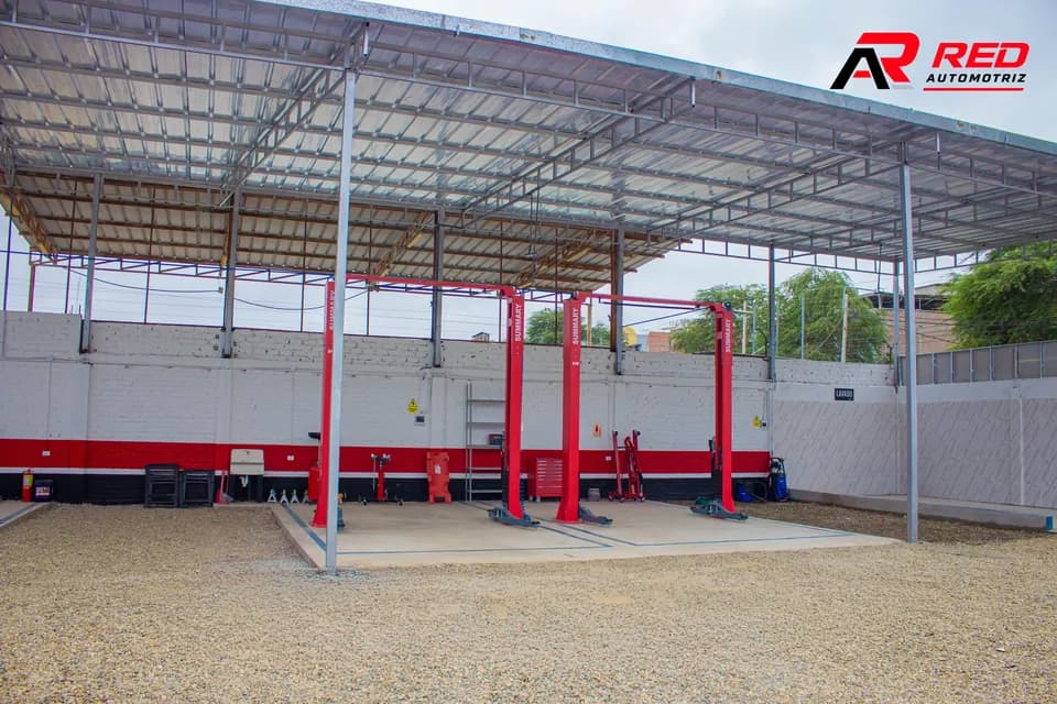 Elevadores y herramienta del taller vistos desde el ingreso