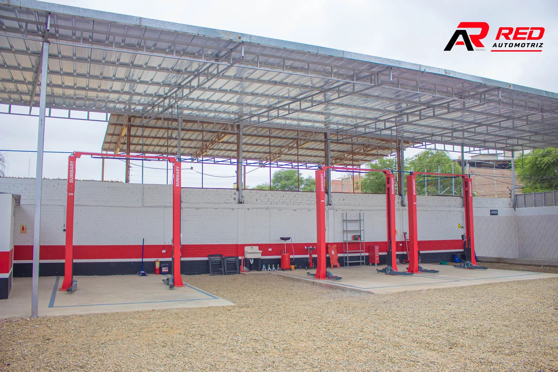 Bahías de servicio bajo techo, con los elevadores del taller
