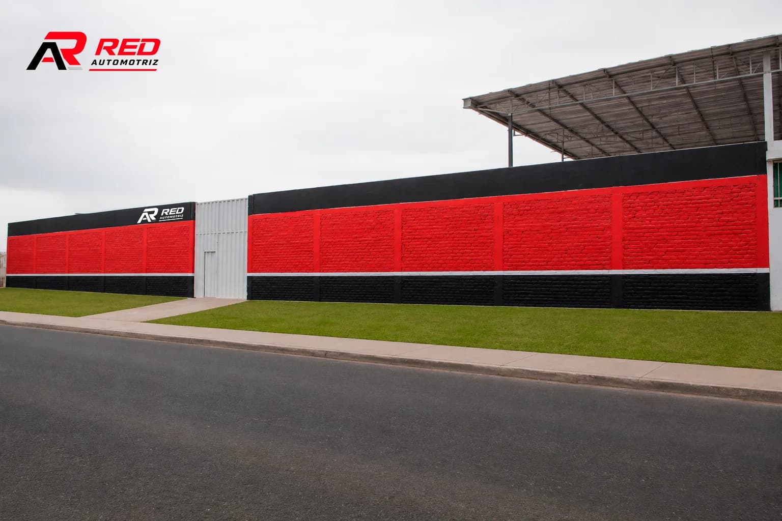 Fachada del taller Red Automotriz en Piura